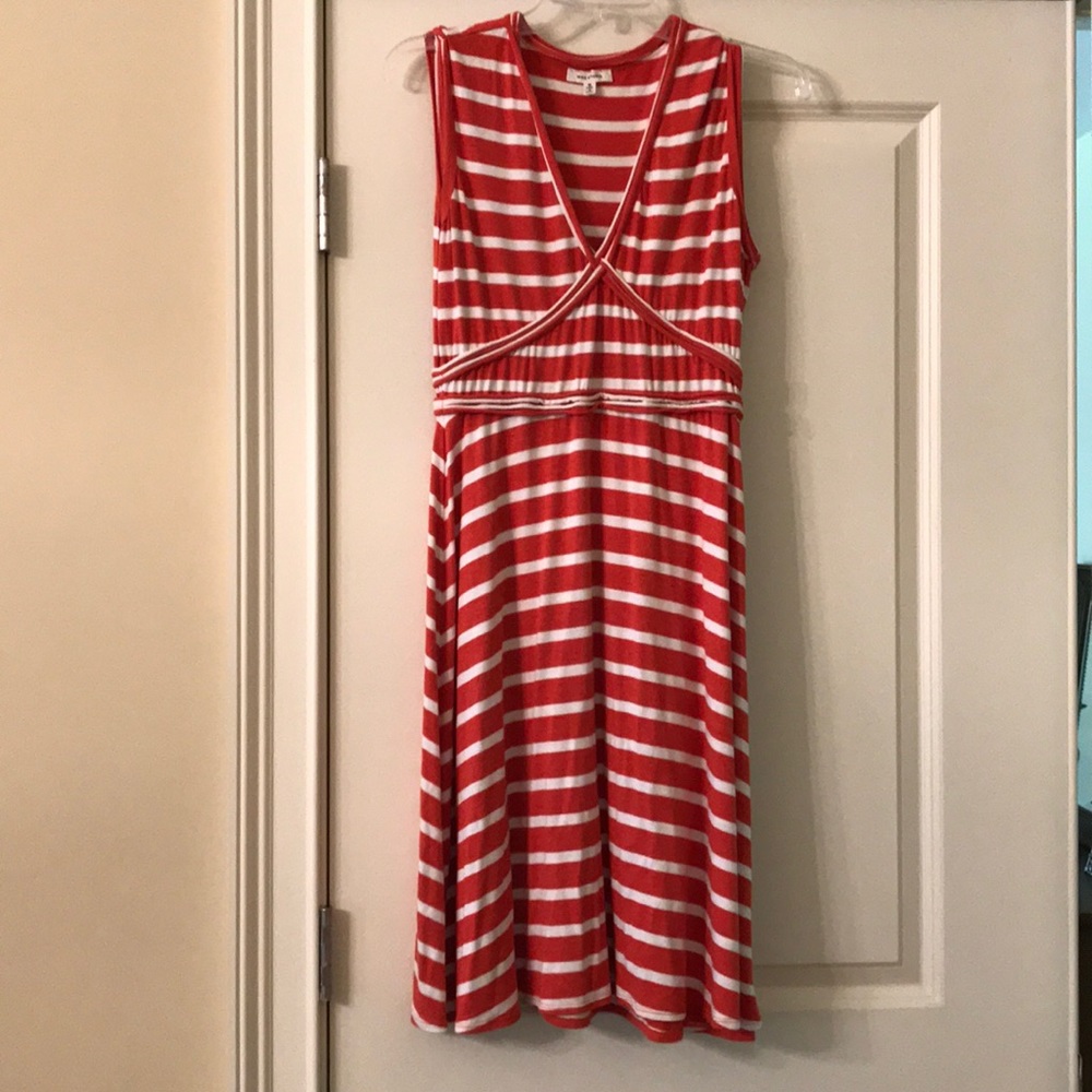 Sleeveless stripped dress.